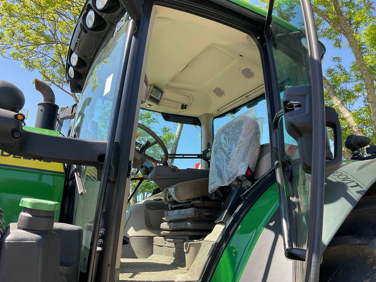 Farm tractor John Deere 6R 215: picture 14