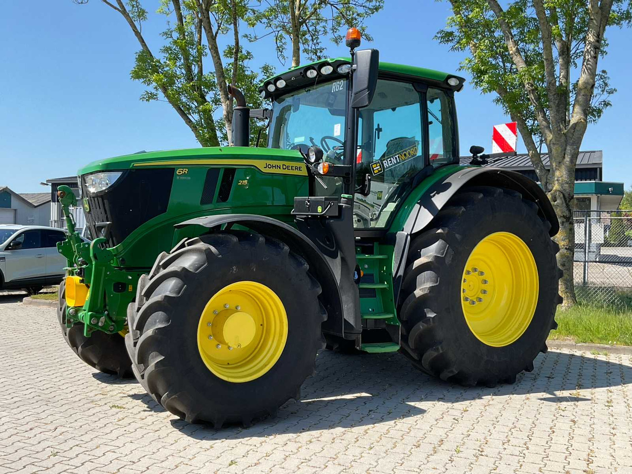 John Deere 6R 215 - Farm tractor: picture 3 John Deere 6R 215 - Farm tractor: picture 3