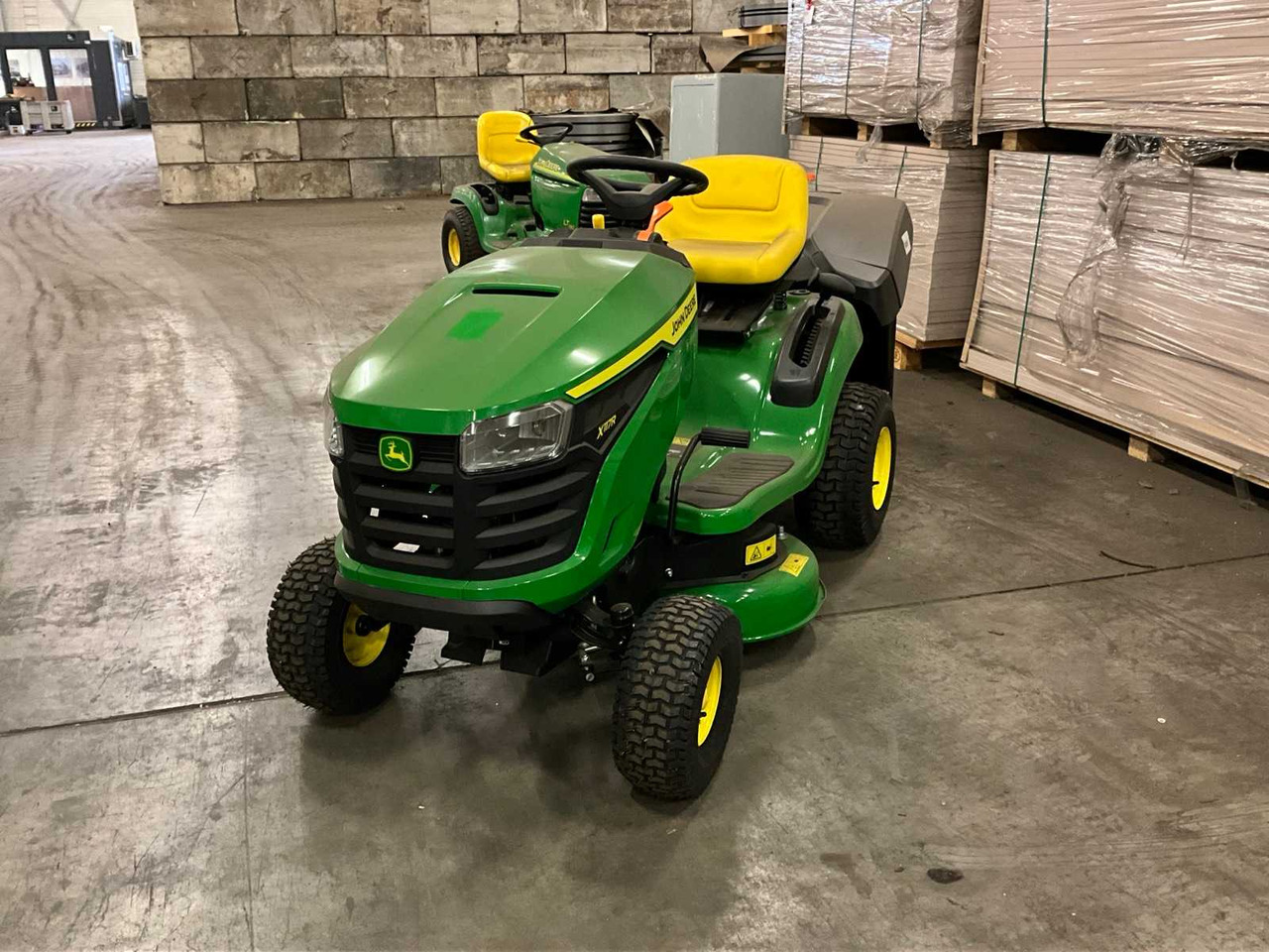 John Deere X117R - Garden mower: picture 2 John Deere X117R - Garden mower: picture 2
