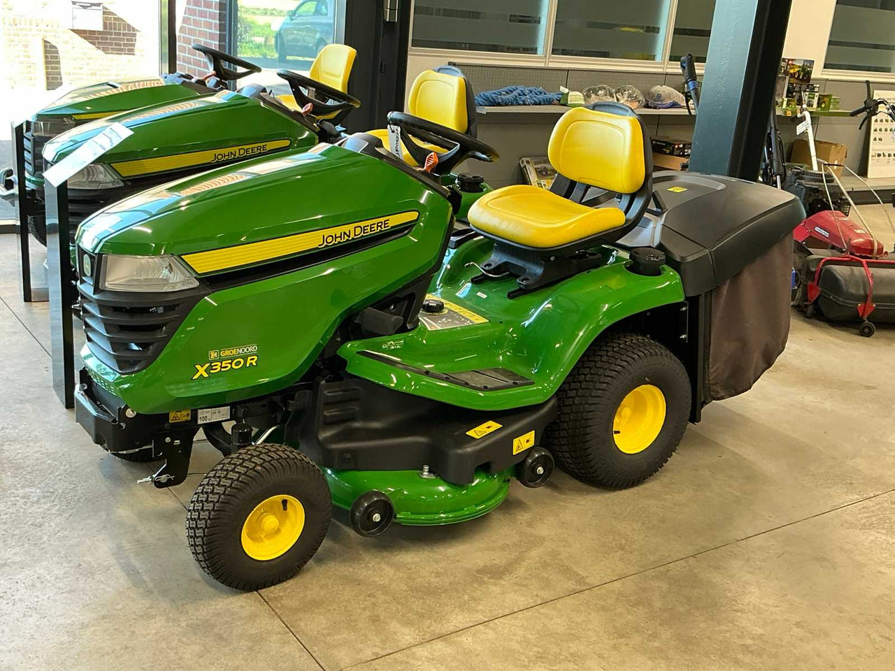 John Deere X350R - Garden mower: picture 1 John Deere X350R - Garden mower: picture 1