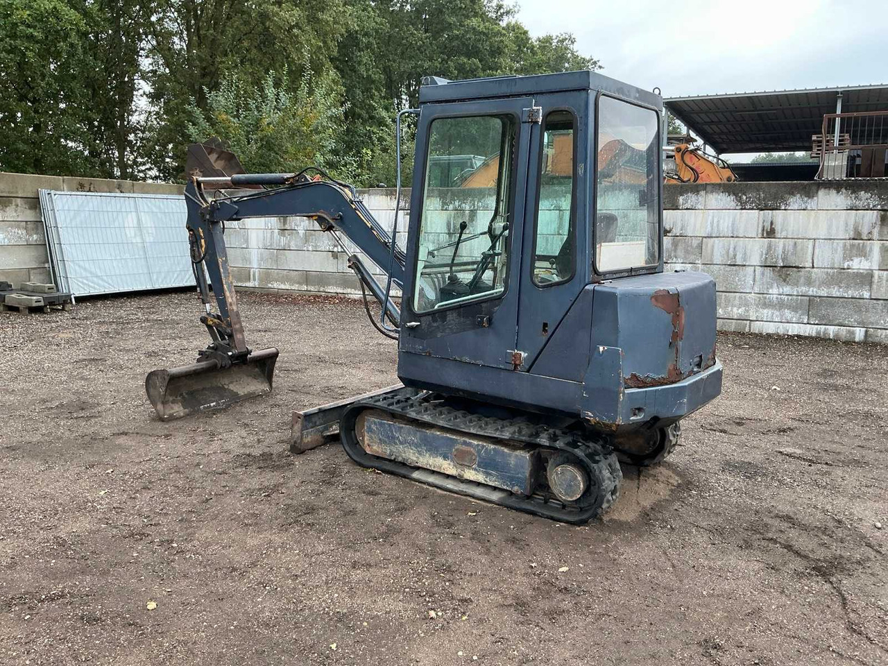 Komatsu 1995 KOMATSU PC 10-6 MINI EXCAVATOR - Mini excavator: picture 3 Komatsu 1995 KOMATSU PC 10-6 MINI EXCAVATOR - Mini excavator: picture 3