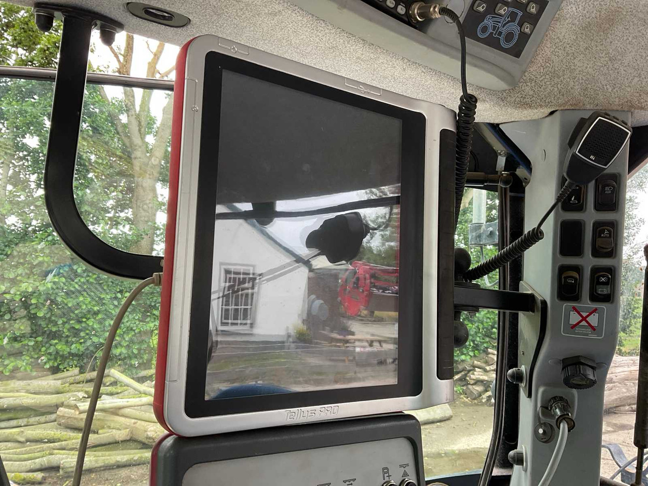 Kverneland IsoMatch Tellus PRO - Front loader for tractor: picture 2 Kverneland IsoMatch Tellus PRO - Front loader for tractor: picture 2