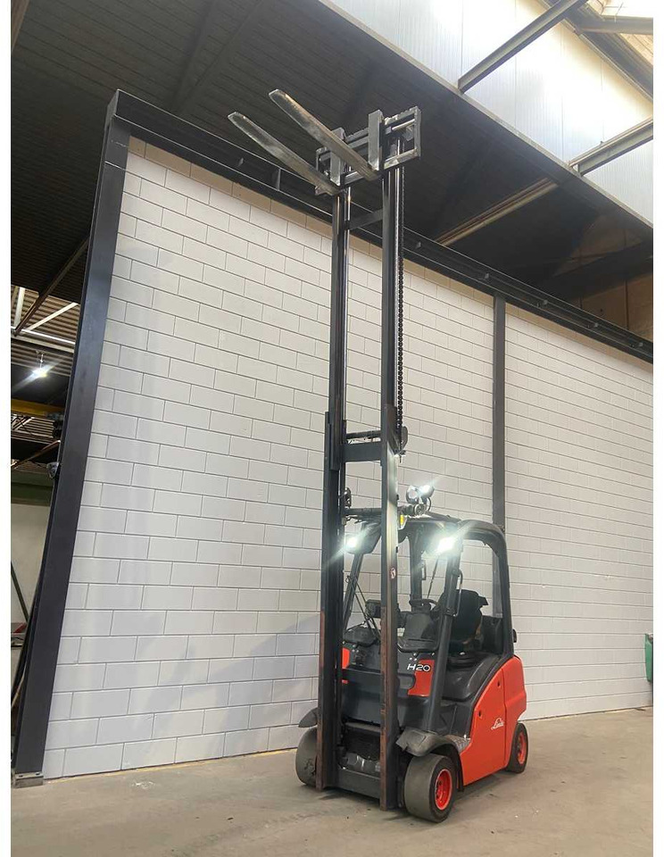 LINDE - 2013 - H20T - FORKLIFT TRUCK - SIDE-SHIFT - Forklift: picture 4 LINDE - 2013 - H20T - FORKLIFT TRUCK - SIDE-SHIFT - Forklift: picture 4