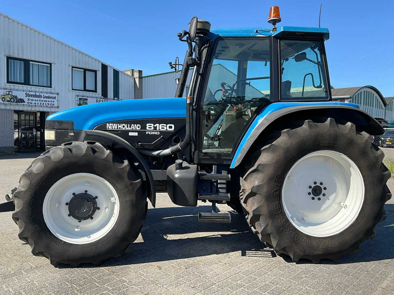 New Holland 8160 - Farm tractor: picture 5 New Holland 8160 - Farm tractor: picture 5