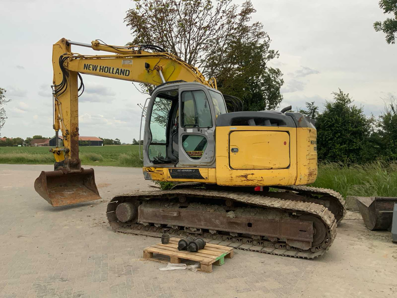 New Holland Kobelco E225BSR - Crawler excavator: picture 2 New Holland Kobelco E225BSR - Crawler excavator: picture 2
