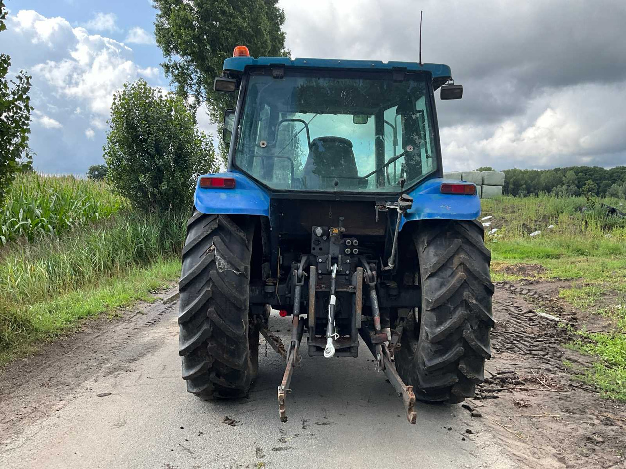 New Holland TL90 - Farm tractor: picture 4 New Holland TL90 - Farm tractor: picture 4