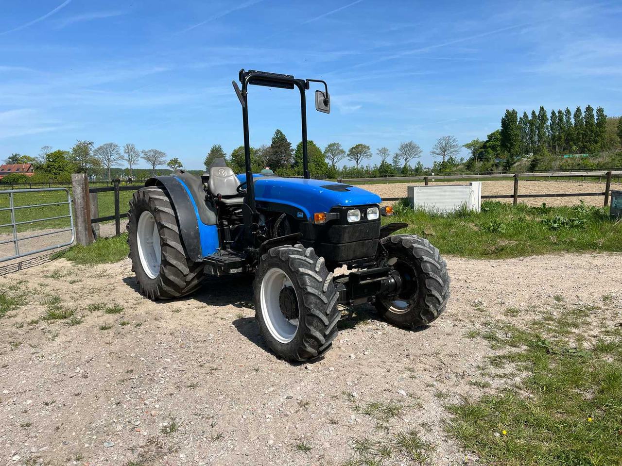 New Holland TN95F - Farm tractor: picture 2 New Holland TN95F - Farm tractor: picture 2