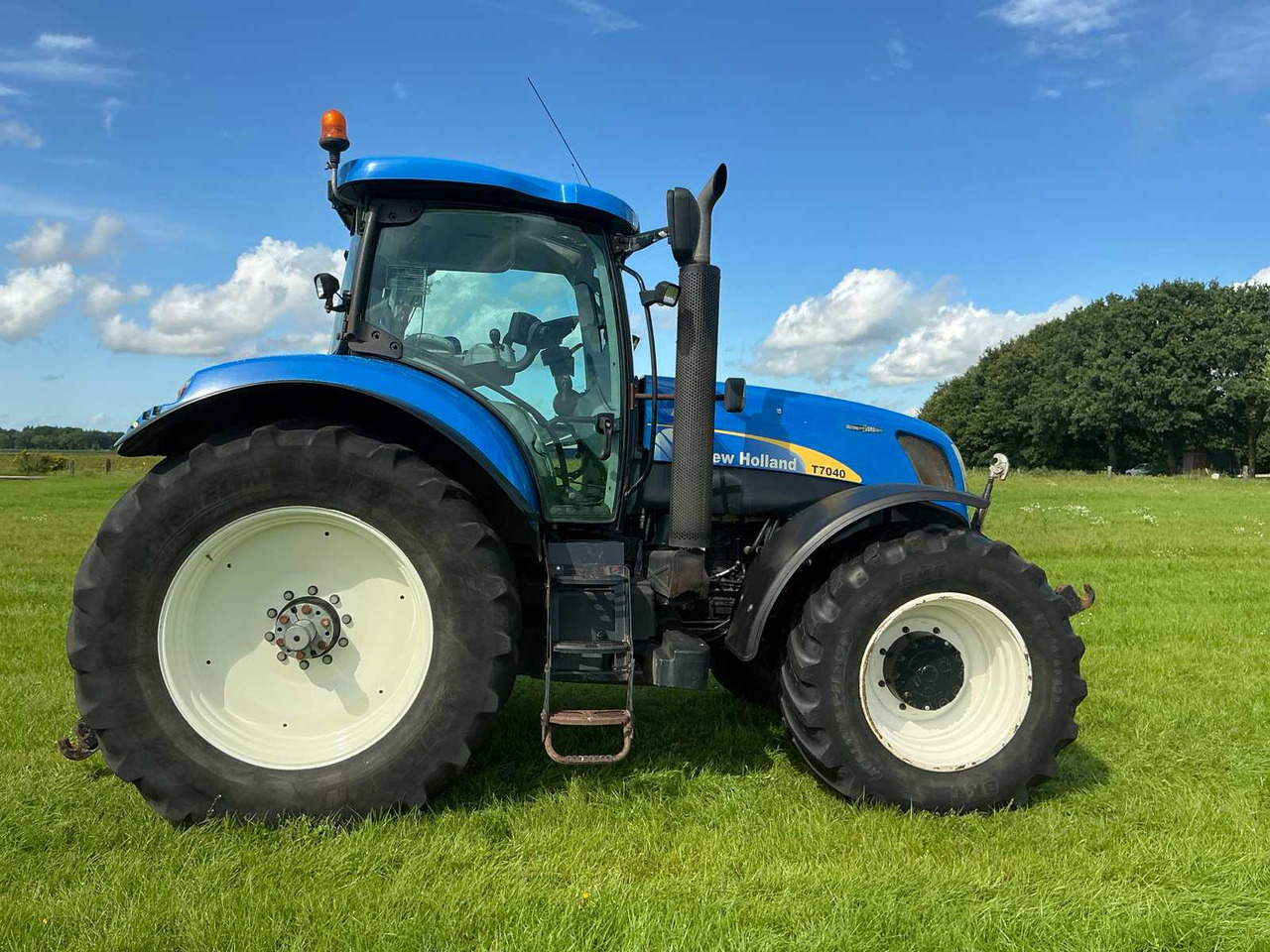 New holland T7040 - Farm tractor: picture 5 New holland T7040 - Farm tractor: picture 5