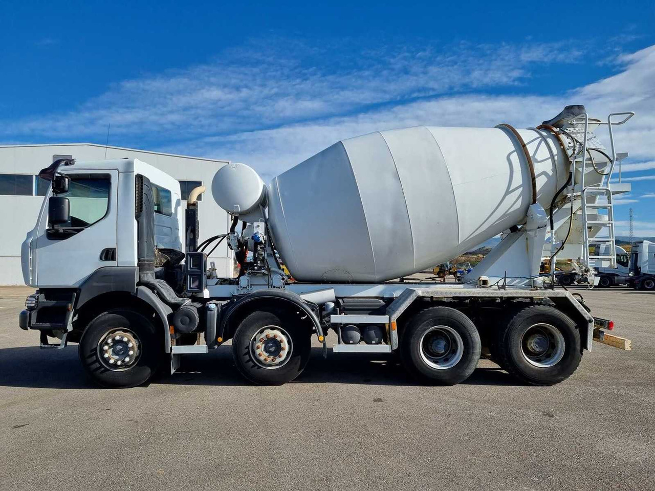 RENAULT - Concrete mixer truck: picture 1 RENAULT - Concrete mixer truck: picture 1