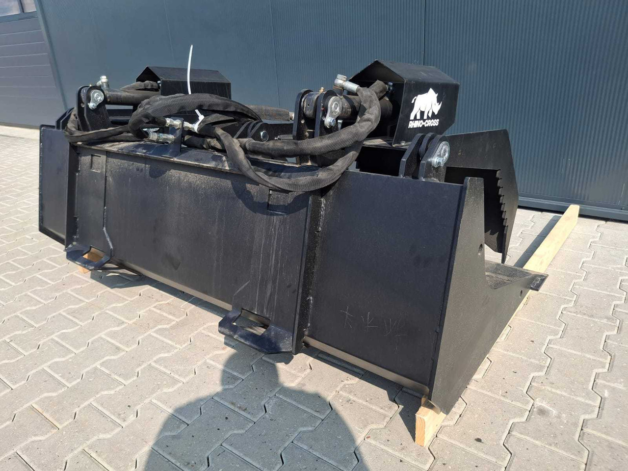 Rhino-cross 72 inch grapple Bucket - Soil tillage equipment: picture 2 Rhino-cross 72 inch grapple Bucket - Soil tillage equipment: picture 2