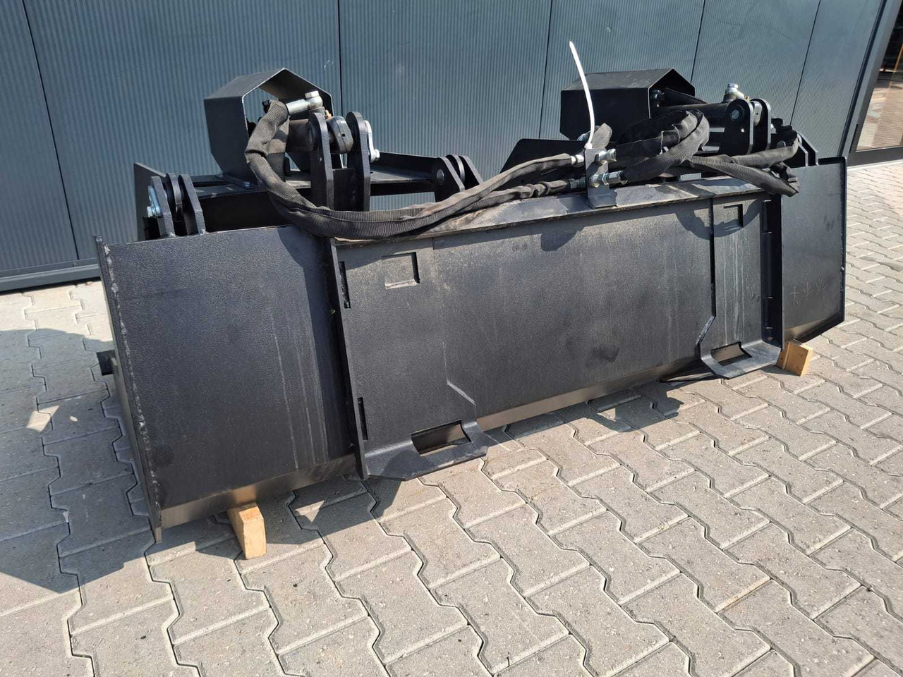 Rhino-cross 72 inch grapple Bucket - Soil tillage equipment: picture 3 Rhino-cross 72 inch grapple Bucket - Soil tillage equipment: picture 3