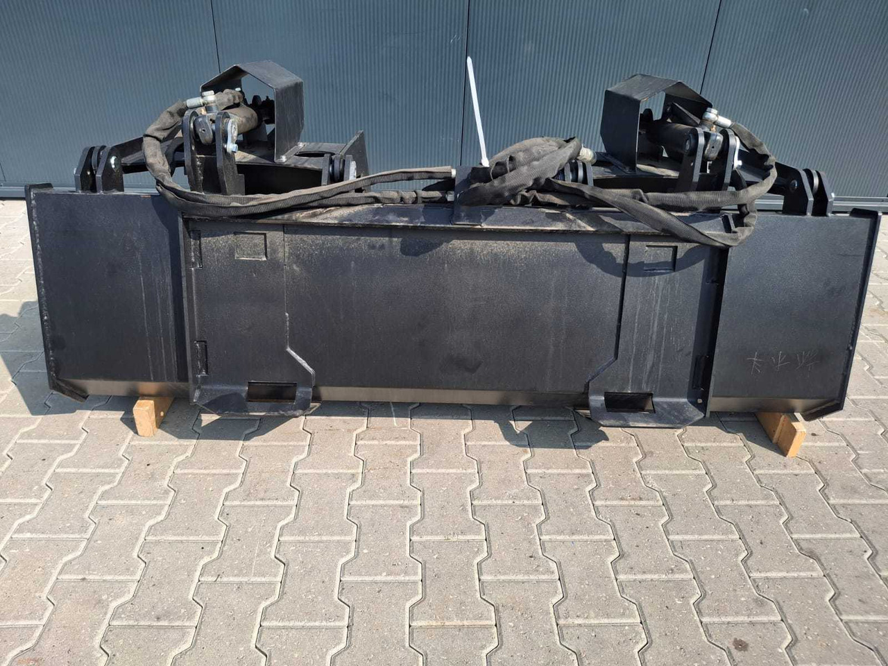 Rhino-cross 72 inch grapple Bucket - Soil tillage equipment: picture 4 Rhino-cross 72 inch grapple Bucket - Soil tillage equipment: picture 4