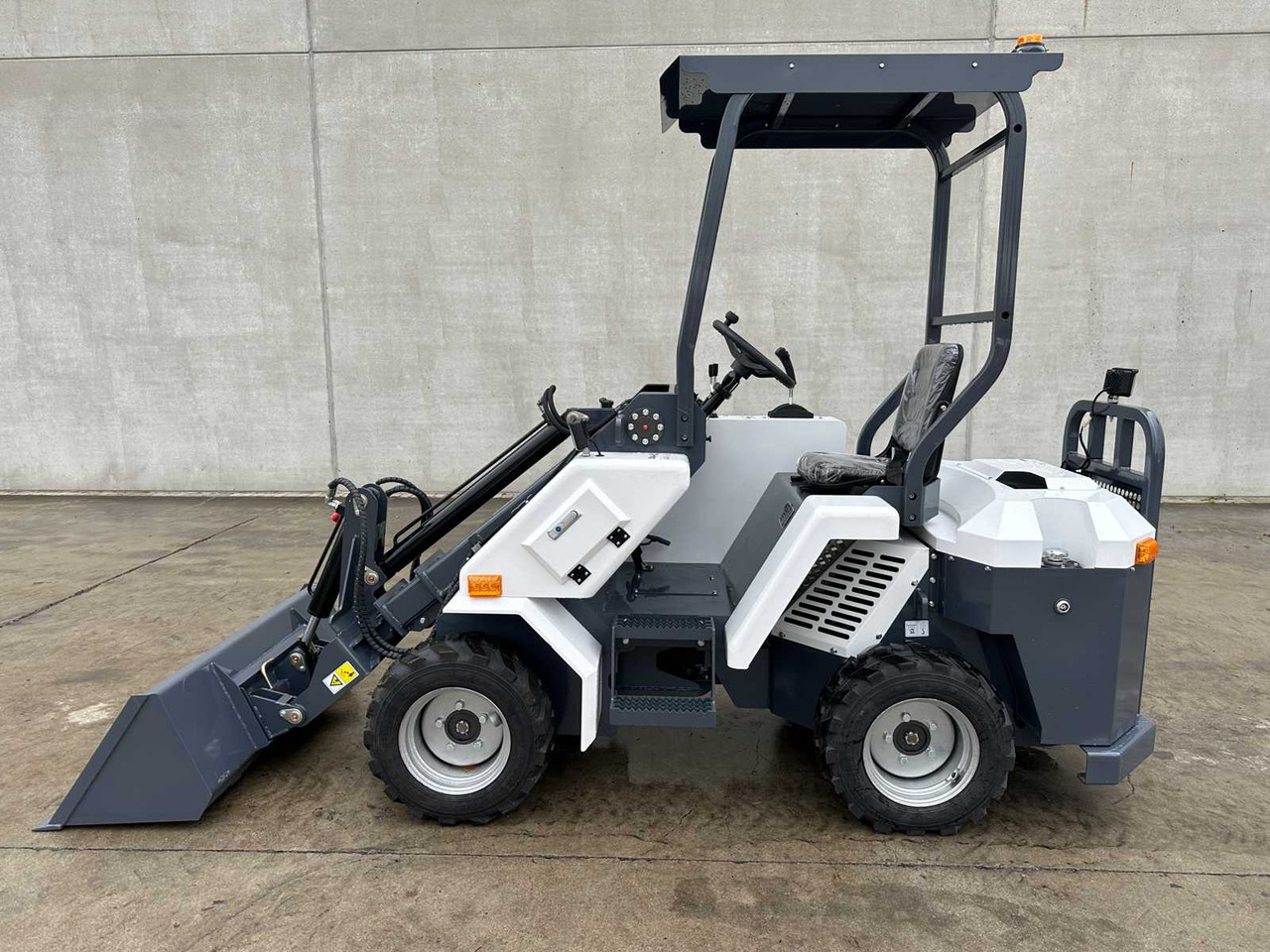 SDLOOL SL-S30 - Skid steer loader: picture 1 SDLOOL SL-S30 - Skid steer loader: picture 1