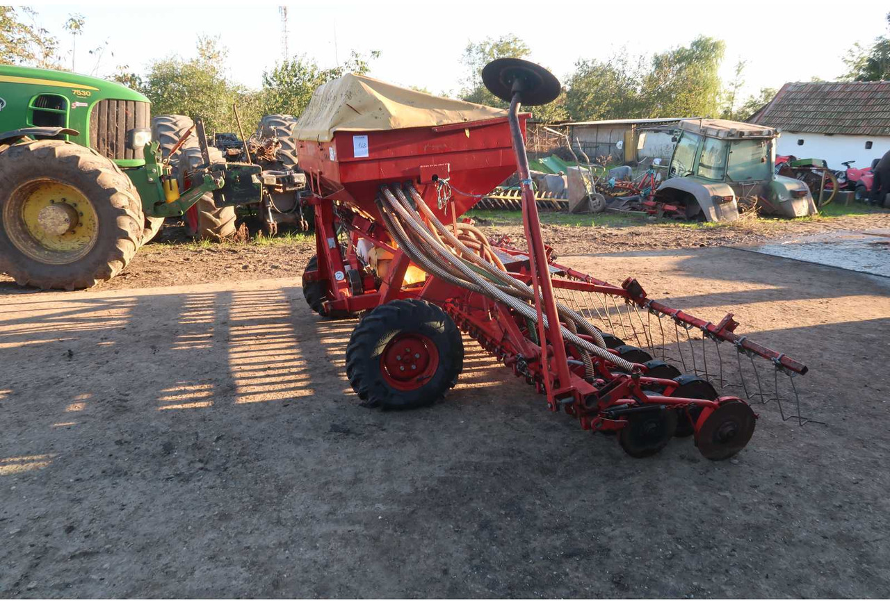 SPU 32 SPU 32 - Seeder - 2006 - 02B-DNL (163) - Precision sowing machine: picture 3 SPU 32 SPU 32 - Seeder - 2006 - 02B-DNL (163) - Precision sowing machine: picture 3