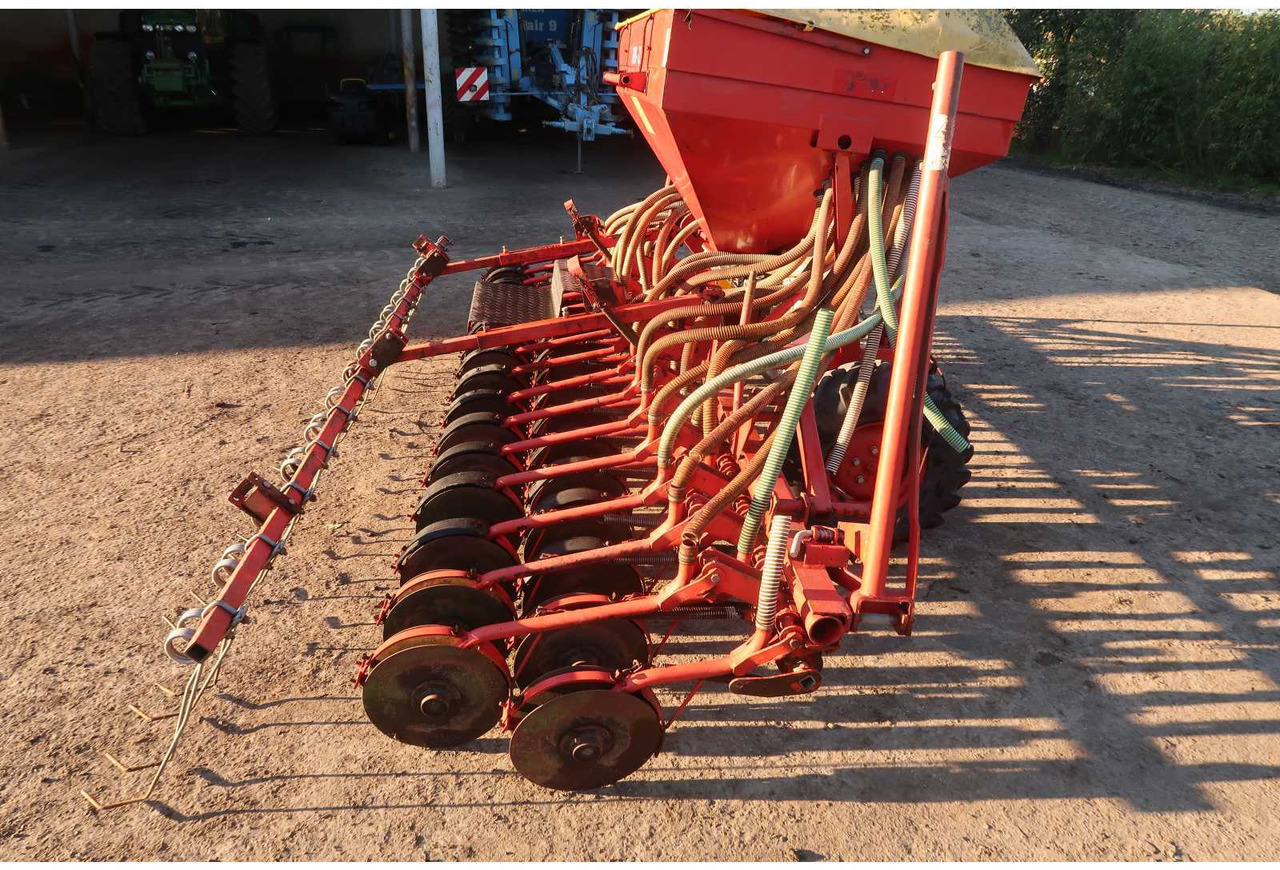 SPU 32 SPU 32 - Seeder - 2006 - 02B-DNL (163) - Precision sowing machine: picture 5 SPU 32 SPU 32 - Seeder - 2006 - 02B-DNL (163) - Precision sowing machine: picture 5