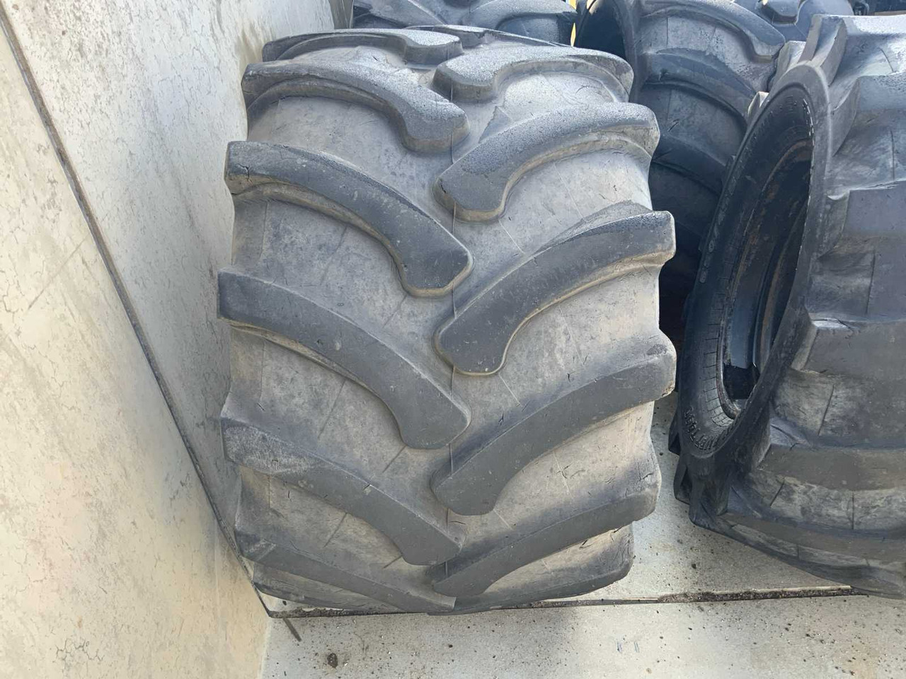 Trelleborg 650/45 B22.5 imp - Crawler excavator: picture 2 Trelleborg 650/45 B22.5 imp - Crawler excavator: picture 2