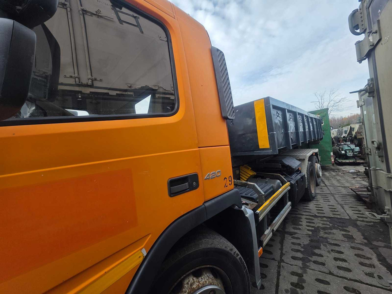 VOLVO - FM/FH - 6X 2R - HOOKLIFT TRUCK WITH CONTAINER - 2002 - Truck: picture 3 VOLVO - FM/FH - 6X 2R - HOOKLIFT TRUCK WITH CONTAINER - 2002 - Truck: picture 3