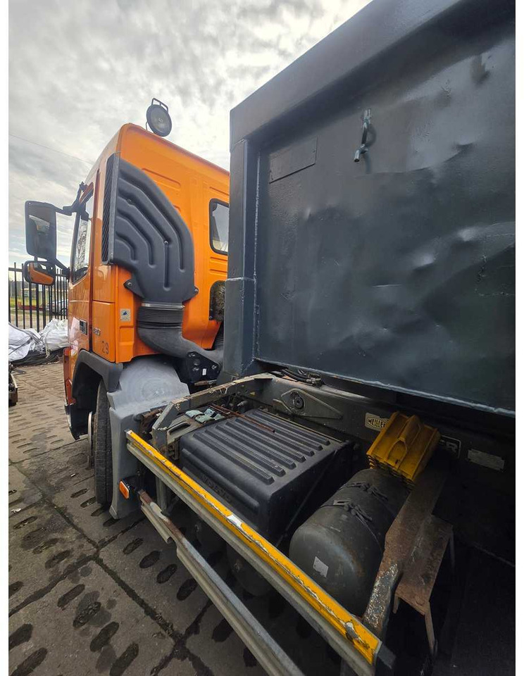 VOLVO - FM/FH - 6X 2R - HOOKLIFT TRUCK WITH CONTAINER - 2002 - Truck: picture 5 VOLVO - FM/FH - 6X 2R - HOOKLIFT TRUCK WITH CONTAINER - 2002 - Truck: picture 5