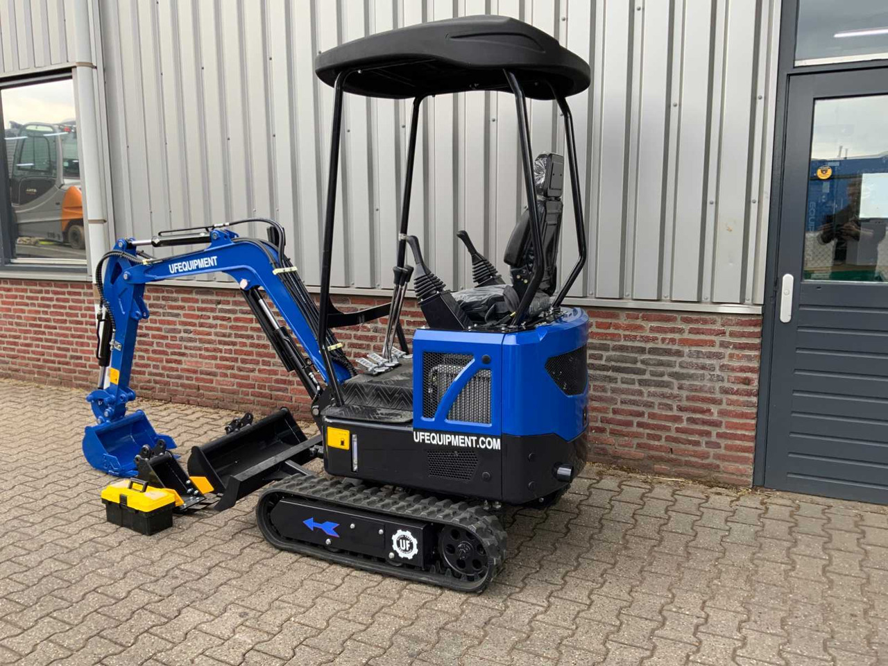 UF Equipment NM-E15 - Mini excavator: picture 3 UF Equipment NM-E15 - Mini excavator: picture 3