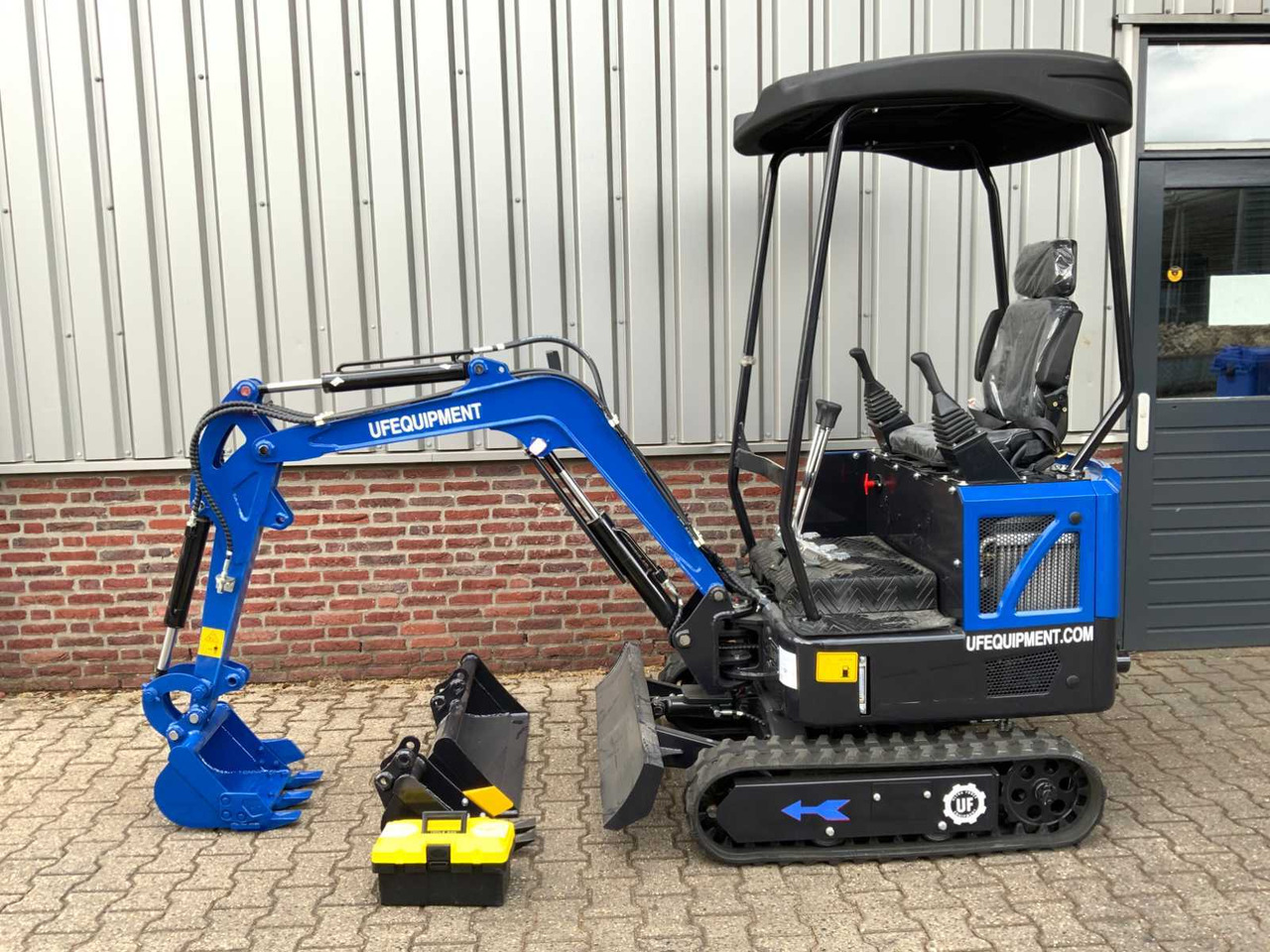 UF Equipment NM-E15 - Mini excavator: picture 2 UF Equipment NM-E15 - Mini excavator: picture 2