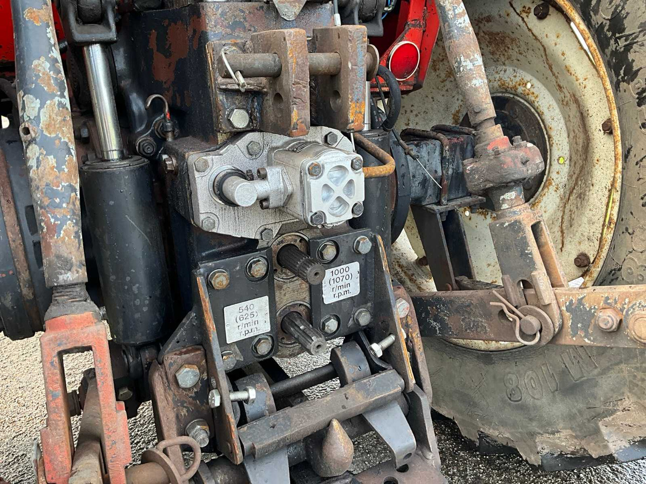 Farm tractor Valmet 805: picture 18