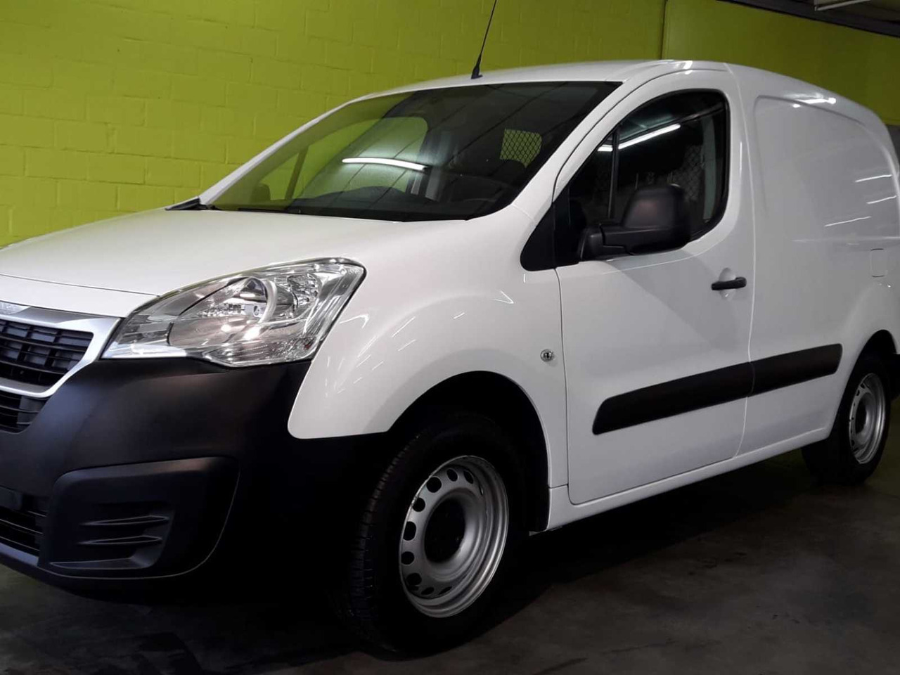 PEUGEOT PARTNER COMMERCIAL VEHICLE - Van: picture 1 PEUGEOT PARTNER COMMERCIAL VEHICLE - Van: picture 1