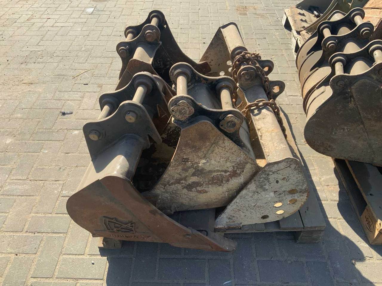 Various excavator buckets (4x) - Excavator bucket: picture 3 Various excavator buckets (4x) - Excavator bucket: picture 3