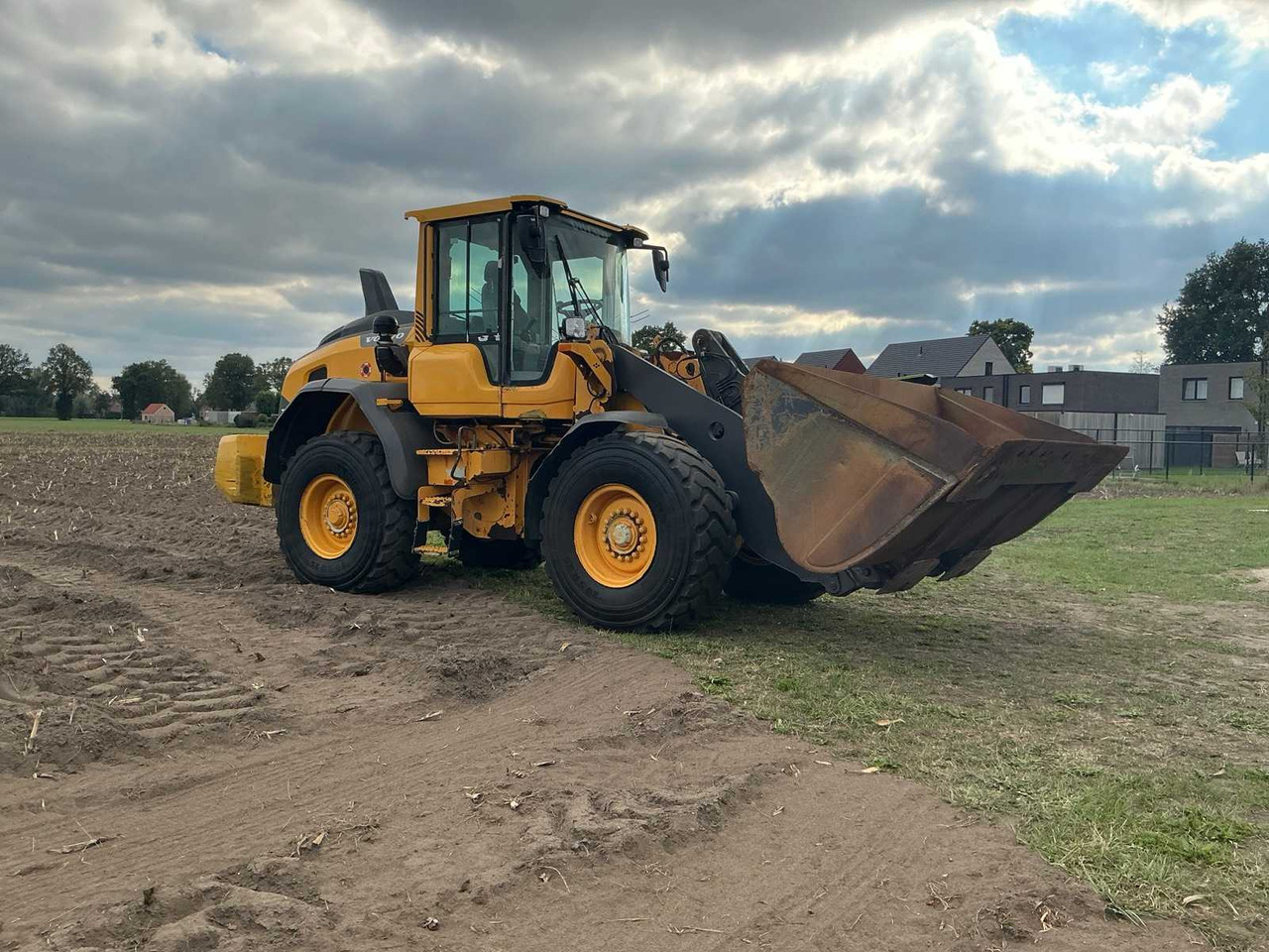 Wheel loader Volvo L90H: picture 7