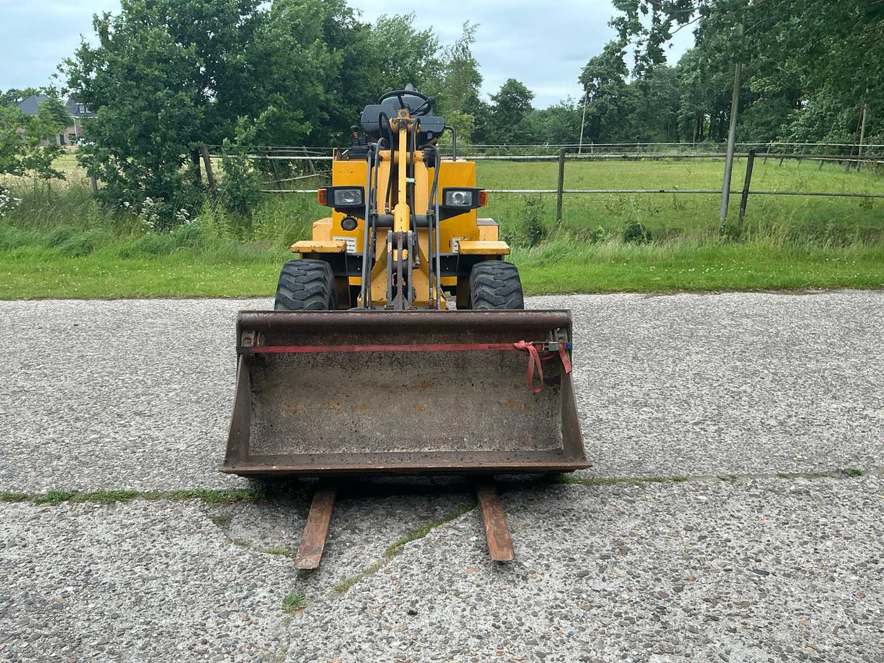Volvo ZL302 - Wheel loader: picture 3 Volvo ZL302 - Wheel loader: picture 3