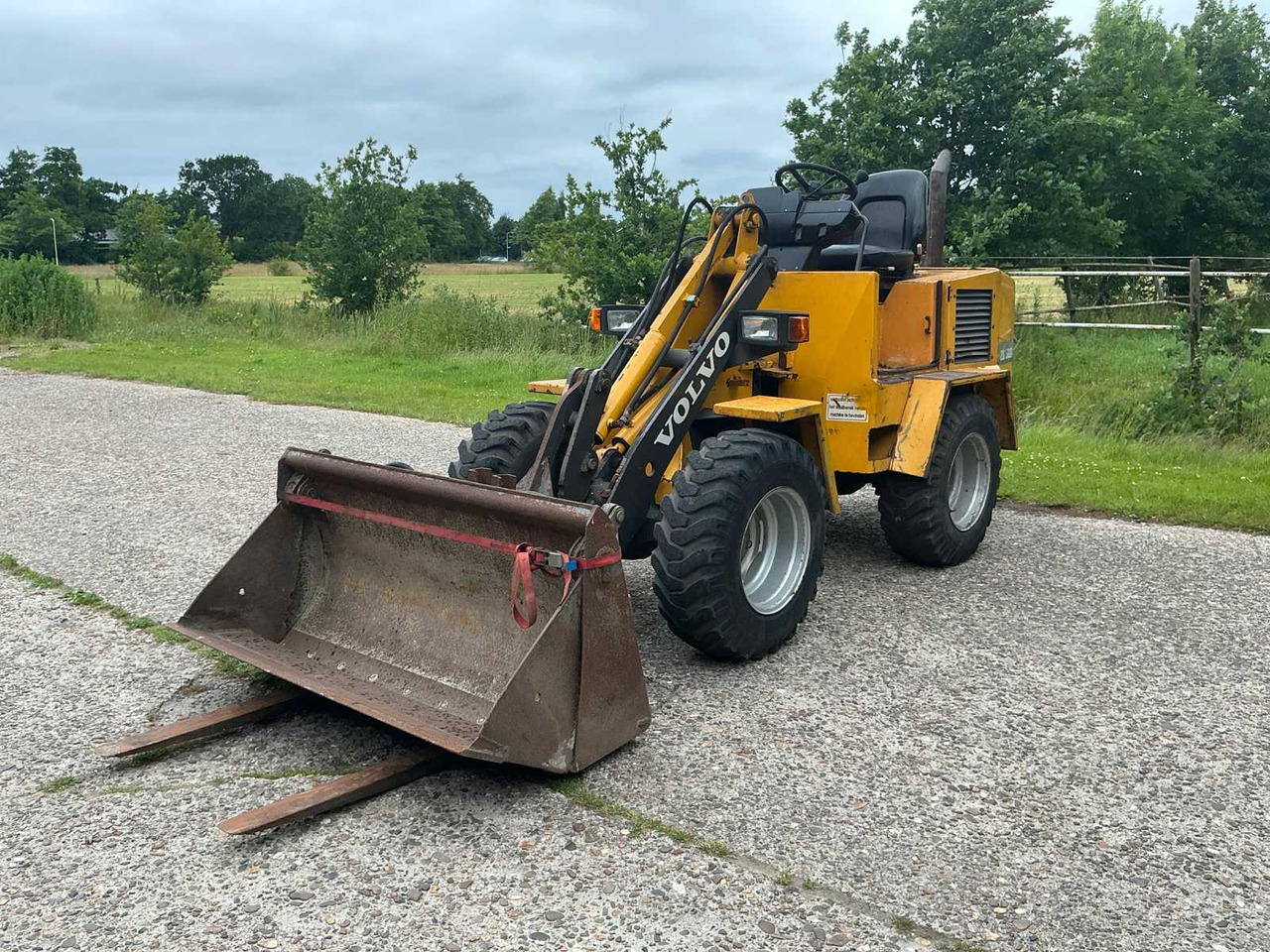 Volvo ZL302 - Wheel loader: picture 1 Volvo ZL302 - Wheel loader: picture 1