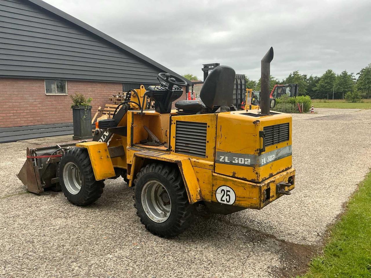 Volvo ZL302 - Wheel loader: picture 5 Volvo ZL302 - Wheel loader: picture 5
