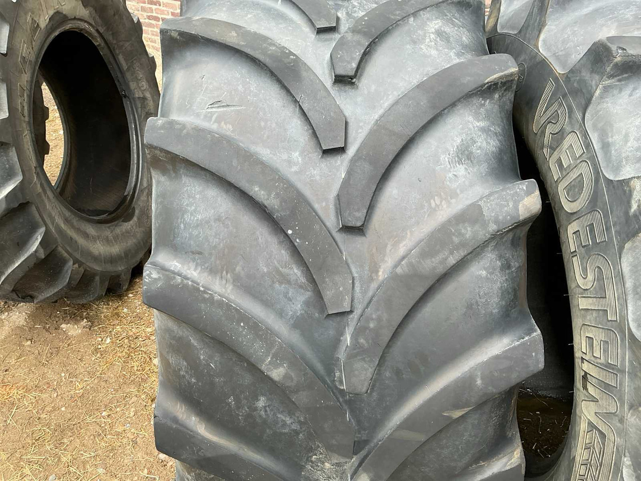 Vredestein Traxion - Wheels and tires for Farm tractor: picture 5 Vredestein Traxion - Wheels and tires for Farm tractor: picture 5