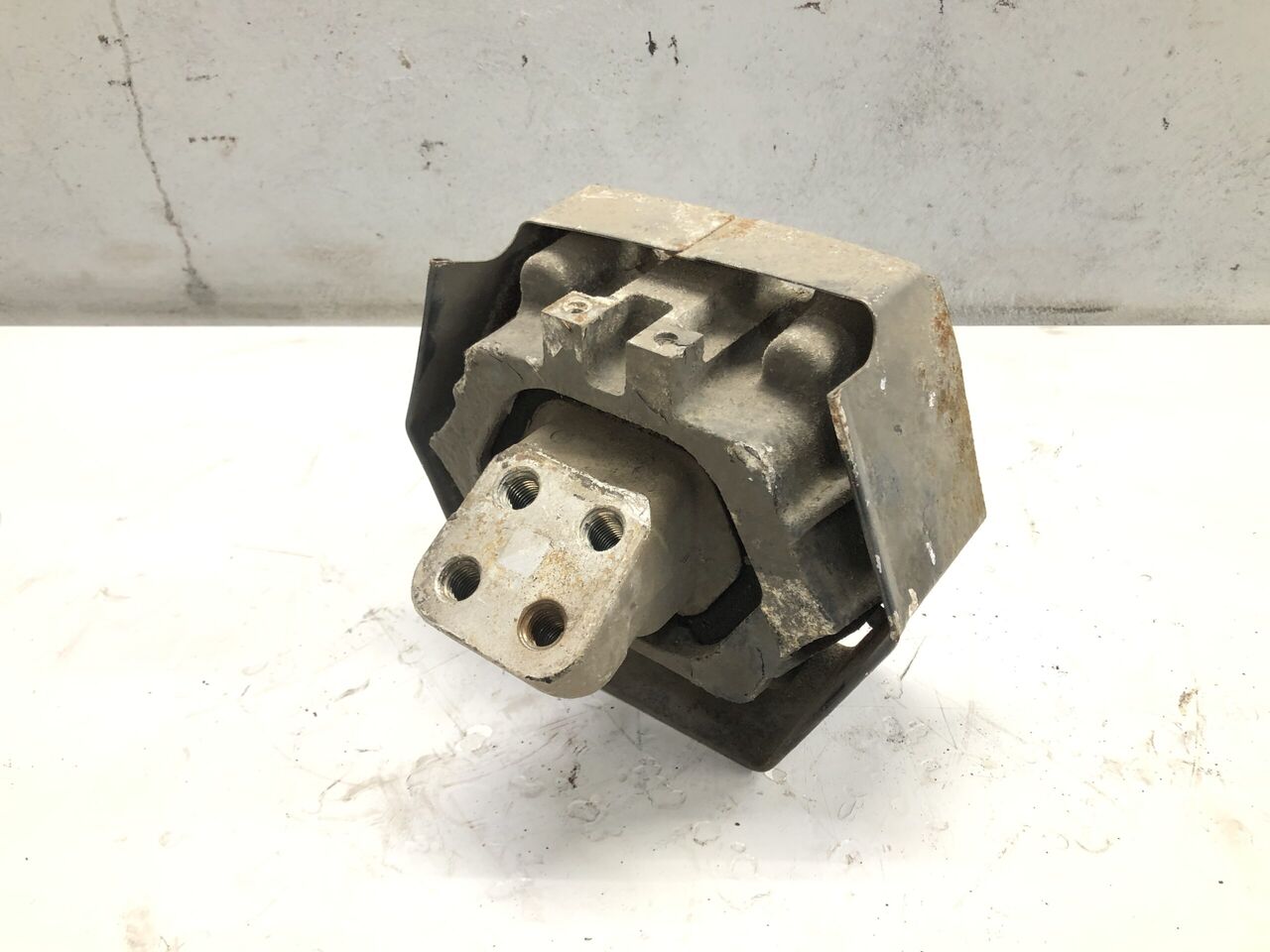 DAF Motorsteun achter XF105 - 100990020 - Frame/ Chassis for Truck: picture 1 DAF Motorsteun achter XF105 - 100990020 - Frame/ Chassis for Truck: picture 1