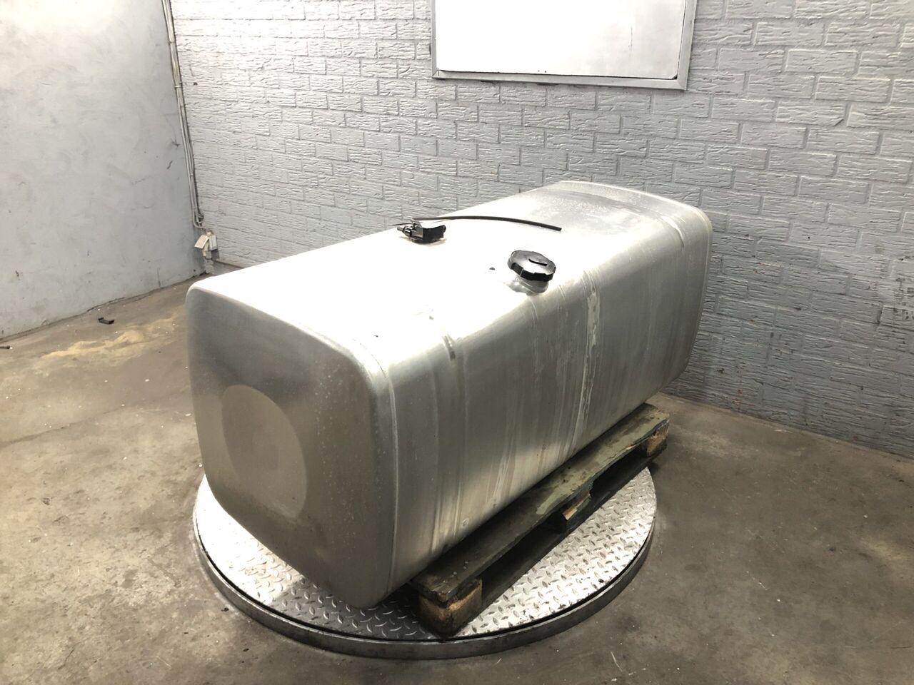 MAN Brandstoftank 710 L TGX/TGS - 301122993 - Fuel system for Truck: picture 1 MAN Brandstoftank 710 L TGX/TGS - 301122993 - Fuel system for Truck: picture 1