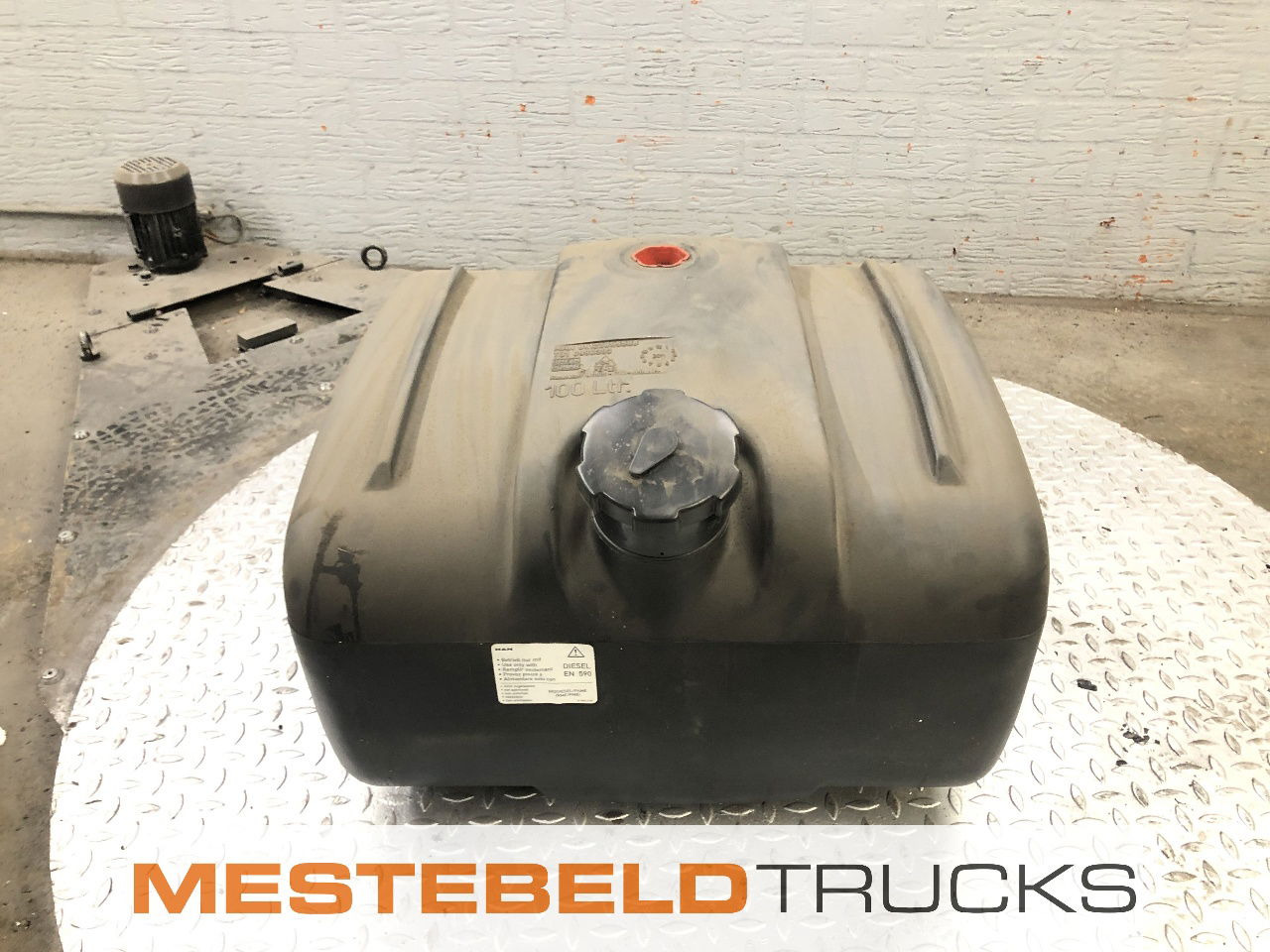 MAN Brandstoftank kunststof 100 liter - Fuel system for Truck: picture 1 MAN Brandstoftank kunststof 100 liter - Fuel system for Truck: picture 1