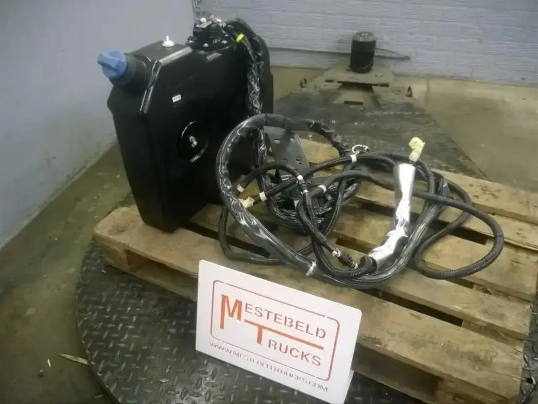 Mercedes-Benz Ad-blue tank met leidingen - Exhaust system for Truck: picture 1 Mercedes-Benz Ad-blue tank met leidingen - Exhaust system for Truck: picture 1