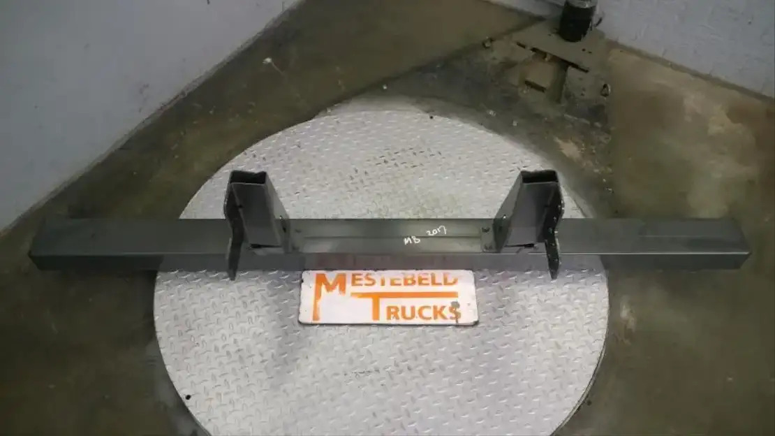 Mercedes-Benz Onderrijbeveiliging achter - Frame/ Chassis for Truck: picture 1 Mercedes-Benz Onderrijbeveiliging achter - Frame/ Chassis for Truck: picture 1
