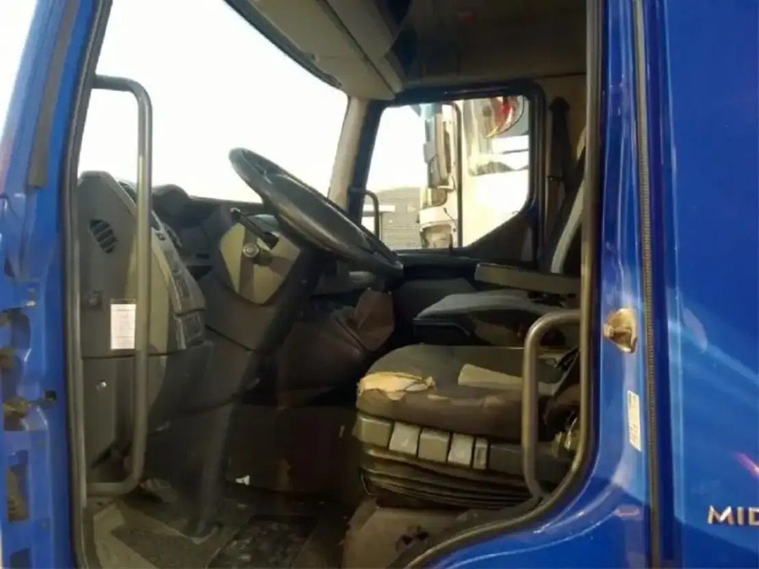 Renault C abine Midlum 220 DXI - Cab for Truck: picture 3 Renault C abine Midlum 220 DXI - Cab for Truck: picture 3