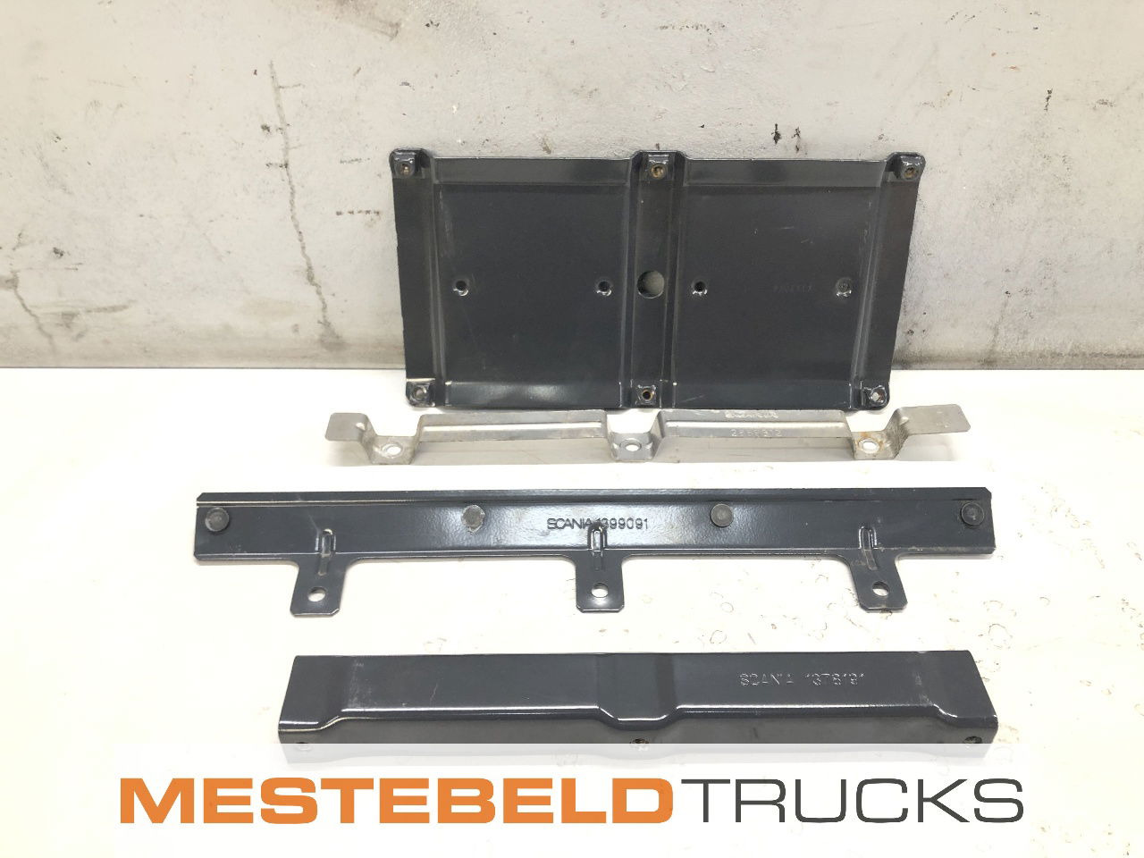 Scania Montageplaat met steunen spatbord achter - Frame/ Chassis for Truck: picture 1 Scania Montageplaat met steunen spatbord achter - Frame/ Chassis for Truck: picture 1