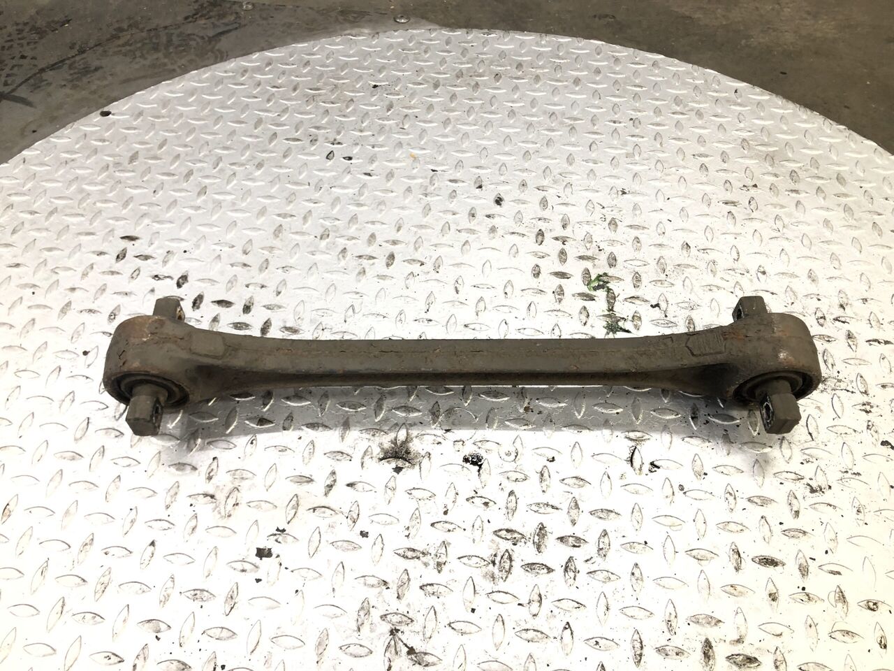 VOLVO Reactiestang achteras FH2, FH9 - 700690010 - Frame/ Chassis for Truck: picture 1 VOLVO Reactiestang achteras FH2, FH9 - 700690010 - Frame/ Chassis for Truck: picture 1