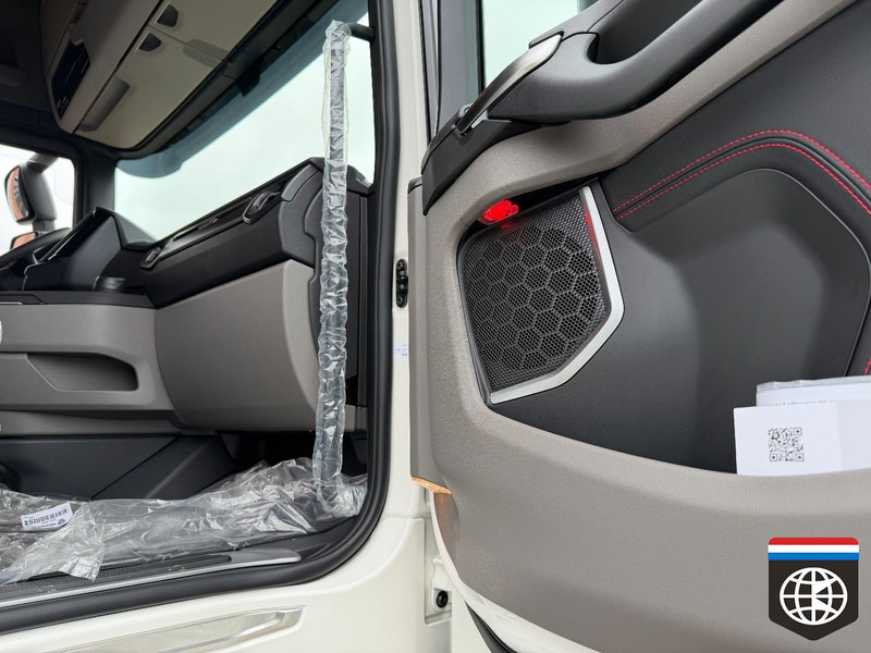 Scania 590 S 6X2/4 - Full air - Retarder PTO - SLIDE fifth wheel - King of the Road - Tractor unit: picture 4 Scania 590 S 6X2/4 - Full air - Retarder PTO - SLIDE fifth wheel - King of the Road - Tractor unit: picture 4