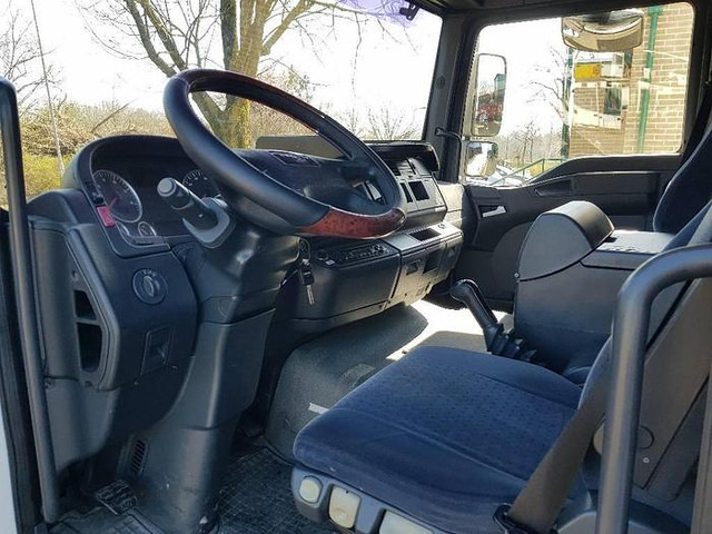 Interior photo 1: Box truck MAN TGL 12.210 4x2 BL Interior photo 1: Box truck MAN TGL 12.210 4x2 BL