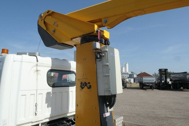 Truck mounted aerial platform Nissan 32.12 4x2, 11m Arbeitshöhe, Klima,3. Sitz: picture 10