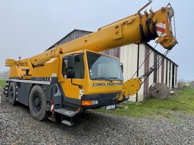 LIEBHERR LTM 1030/2 - Mobile crane: picture 1 LIEBHERR LTM 1030/2 - Mobile crane: picture 1