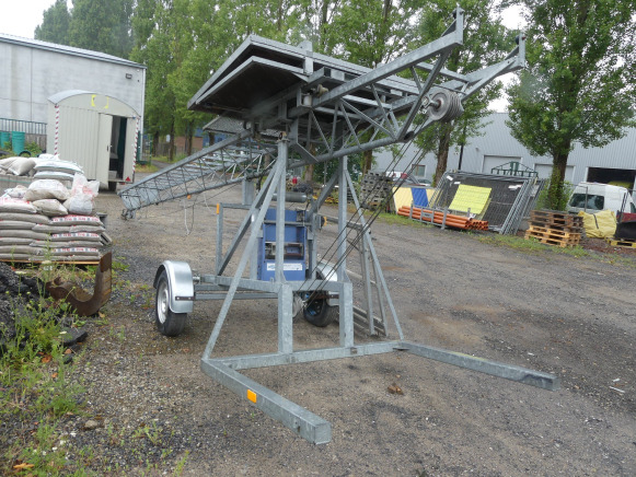 Monte charge tractable Intermat BL400G - Construction equipment: picture 1 Monte charge tractable Intermat BL400G - Construction equipment: picture 1
