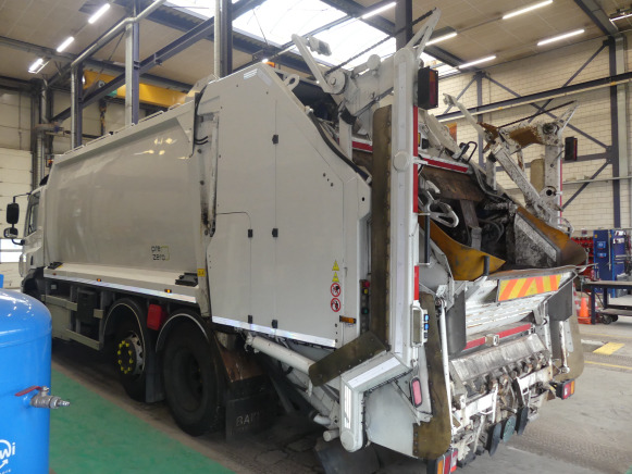 REF:01-BGF-8 - Camion poubelle DAF CF290FAG (2015-268.697 km) - Garbage truck: picture 4 REF:01-BGF-8 - Camion poubelle DAF CF290FAG (2015-268.697 km) - Garbage truck: picture 4