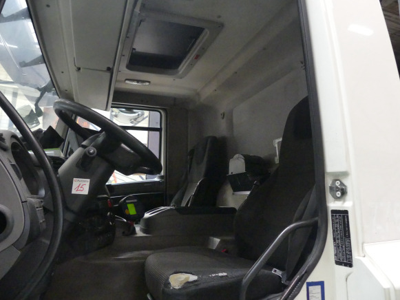 REF:01-BGF-8 - Camion poubelle DAF CF290FAG (2015-268.697 km) - Garbage truck: picture 5 REF:01-BGF-8 - Camion poubelle DAF CF290FAG (2015-268.697 km) - Garbage truck: picture 5