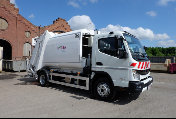 REF : 1 - Camion Poubelle Fuso Canter - Garbage truck: picture 1 REF : 1 - Camion Poubelle Fuso Canter - Garbage truck: picture 1