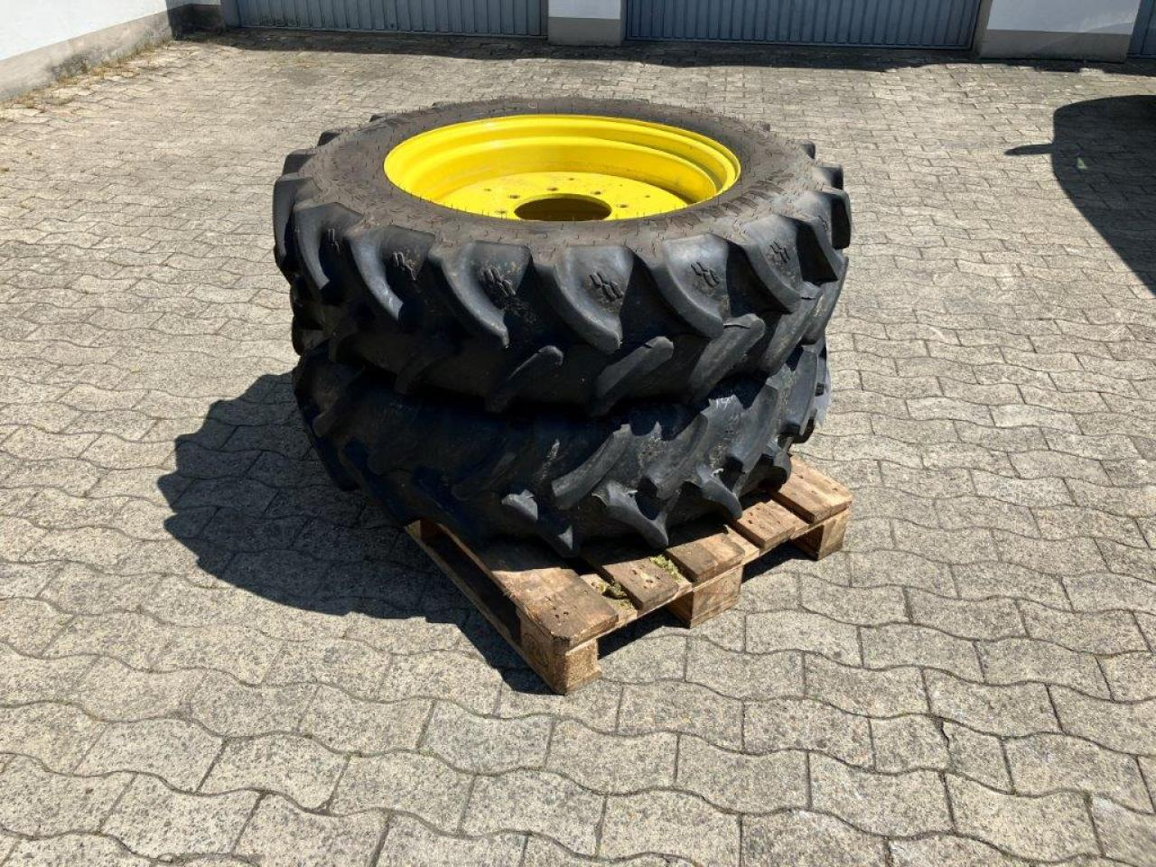 Alliance 320/85R28 - Tire for Agricultural machinery: picture 1 Alliance 320/85R28 - Tire for Agricultural machinery: picture 1