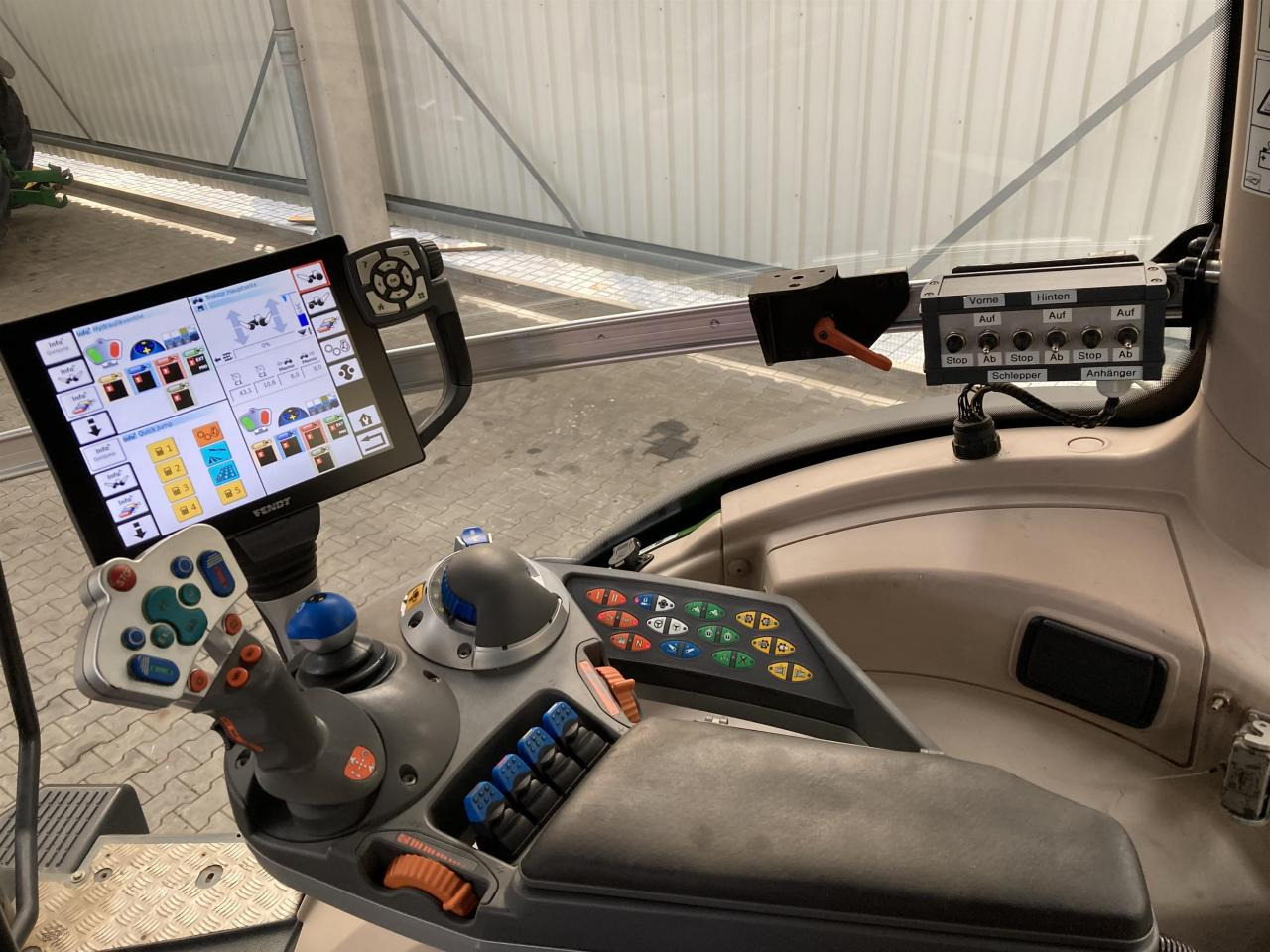 Farm tractor Fendt 933 Vario Profi Plus: picture 14